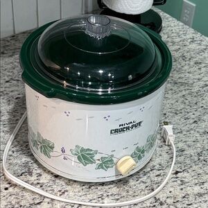 Vintage Rival 2.5 Qt Crock-Pot Slow Cooker. Ivy Grape Vine Pattern.